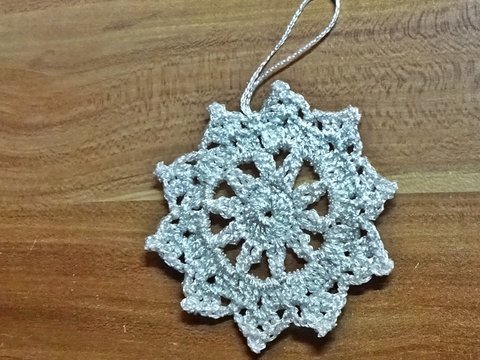 Häkelstern aus Glitzergarn