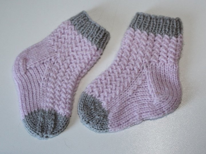 Strickanleitung Babysocken, Babysöckchen Flechtmuster, Sohlenlänge ca. 9 cm