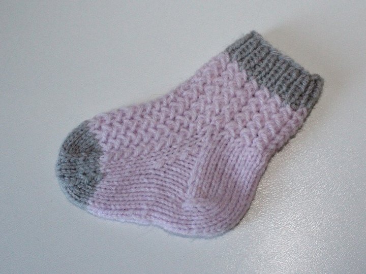 Strickanleitung Babysocken, Babysöckchen Flechtmuster, Sohlenlänge ca. 9 cm