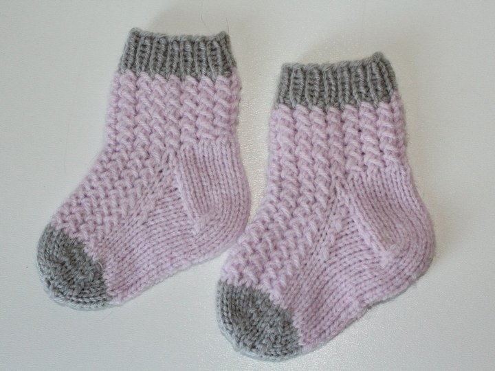 Strickanleitung Babysocken, Babysöckchen Flechtmuster, Sohlenlänge ca. 9 cm