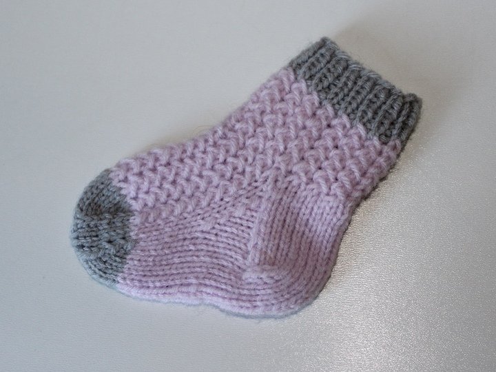 Strickanleitung Babysocken, Babysöckchen Flechtmuster, Sohlenlänge ca. 9 cm
