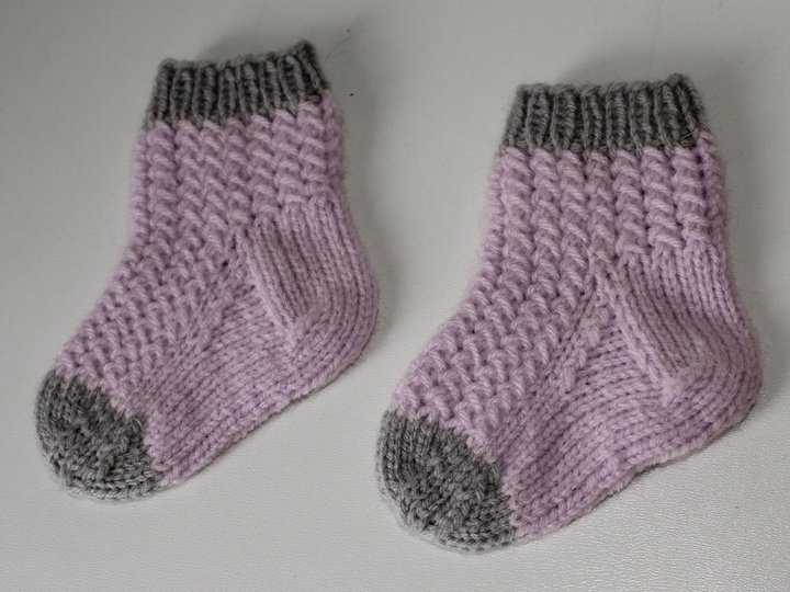 Strickanleitung Babysocken, Babysöckchen Flechtmuster, Sohlenlänge ca. 9 cm