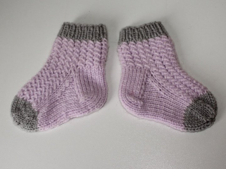 Strickanleitung Babysocken, Babysöckchen Flechtmuster, Sohlenlänge ca. 9 cm