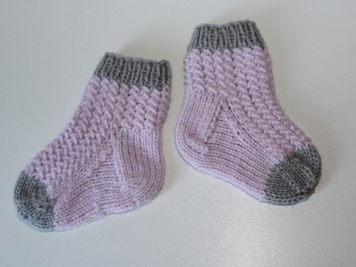 Strickanleitung Babysocken, Babysöckchen Flechtmuster, Sohlenlänge ca. 9 cm