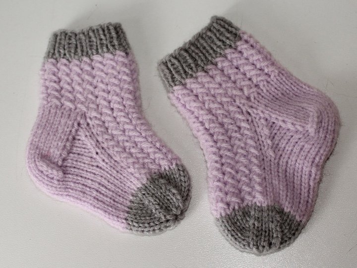 Strickanleitung Babysocken, Babysöckchen Flechtmuster, Sohlenlänge ca. 9 cm