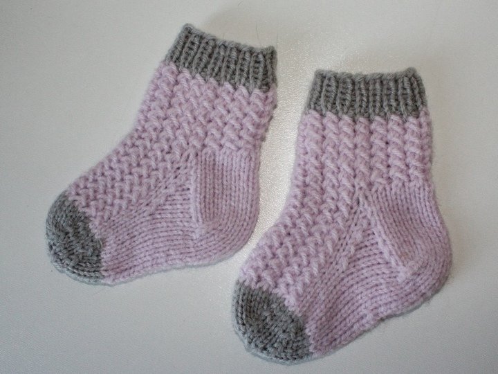 Strickanleitung Babysocken, Babysöckchen Flechtmuster, Sohlenlänge ca. 9 cm