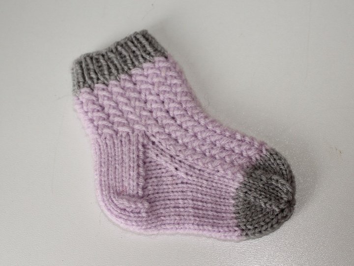 Strickanleitung Babysocken, Babysöckchen Flechtmuster, Sohlenlänge ca. 9 cm