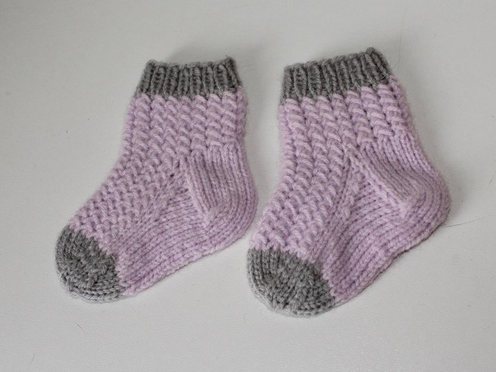 Strickanleitung Babysocken, Babysöckchen Flechtmuster, Sohlenlänge ca. 9 cm