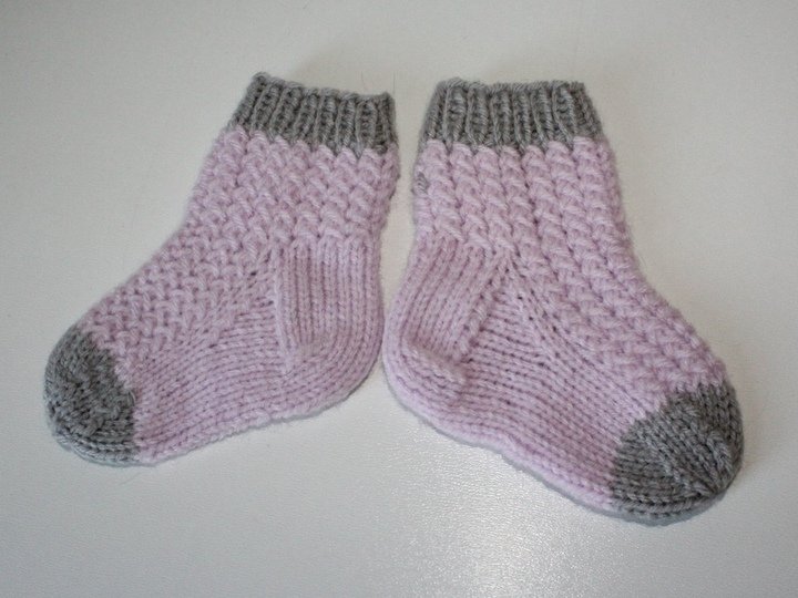 Strickanleitung Babysocken, Babysöckchen Flechtmuster, Sohlenlänge ca. 9 cm