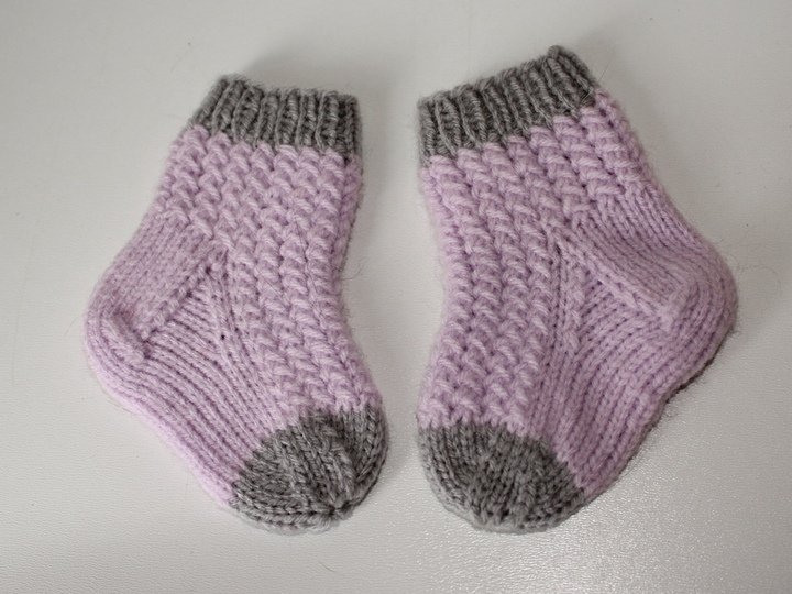 Strickanleitung Babysocken, Babysöckchen Flechtmuster, Sohlenlänge ca. 9 cm