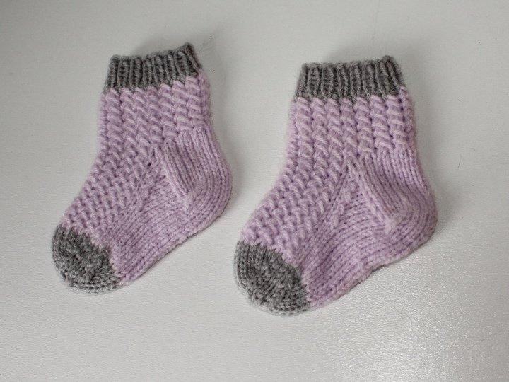 Strickanleitung Babysocken, Babysöckchen Flechtmuster, Sohlenlänge ca. 9 cm