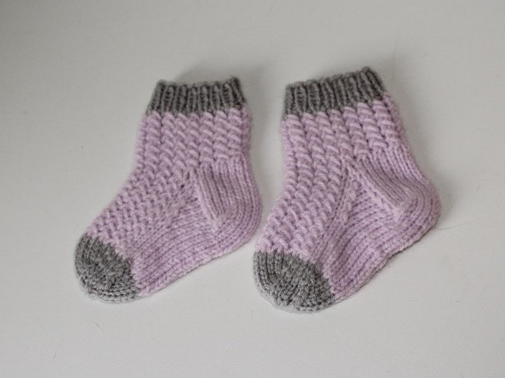 Strickanleitung Babysocken, Babysöckchen Flechtmuster, Sohlenlänge ca. 9 cm
