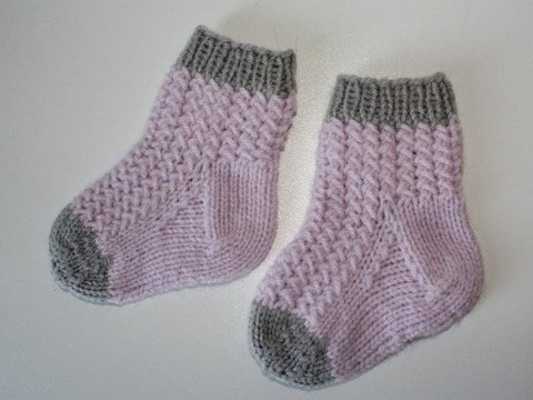 Strickanleitung Babysocken, Babysöckchen Flechtmuster, Sohlenlänge ca. 9 cm