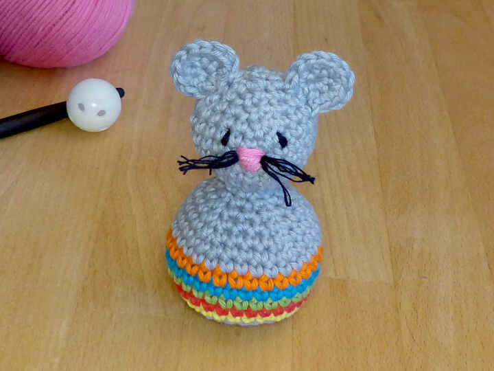 Häkelanleitung für ein Kleinkindspielzeug "Steh-auf-Maus"