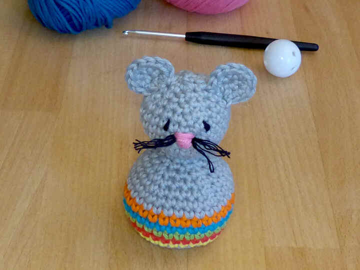 Häkelanleitung für ein Kleinkindspielzeug "Steh-auf-Maus"