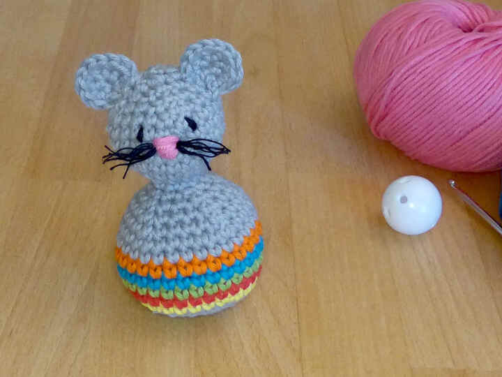Häkelanleitung für ein Kleinkindspielzeug "Steh-auf-Maus"