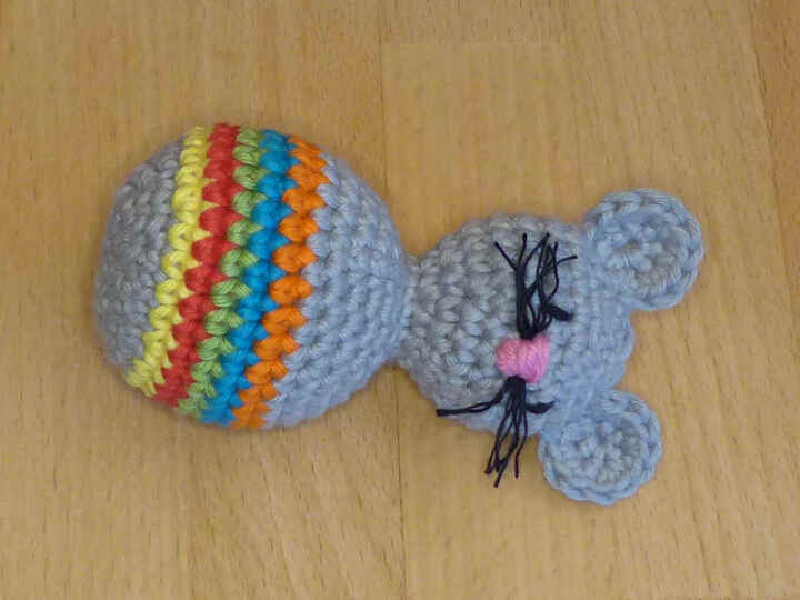Häkelanleitung für ein Kleinkindspielzeug "Steh-auf-Maus"