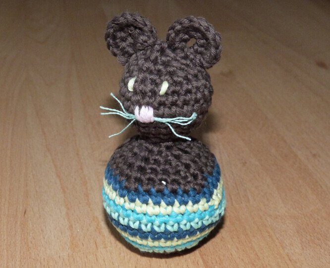 Häkelanleitung für ein Kleinkindspielzeug "Stehauf-Mäuschen"