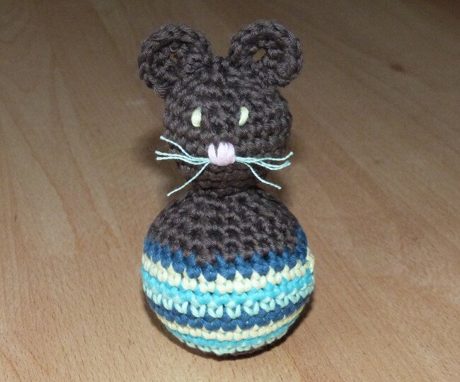 Häkelanleitung für ein Kleinkindspielzeug "Stehauf-Mäuschen"