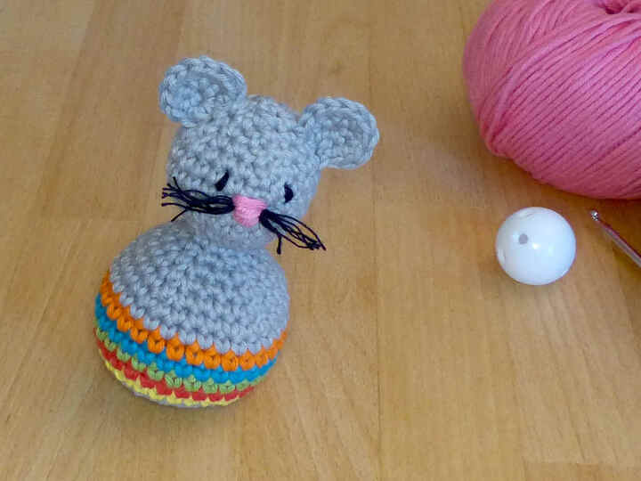 Häkelanleitung für ein Kleinkindspielzeug "Stehauf-Mäuschen"