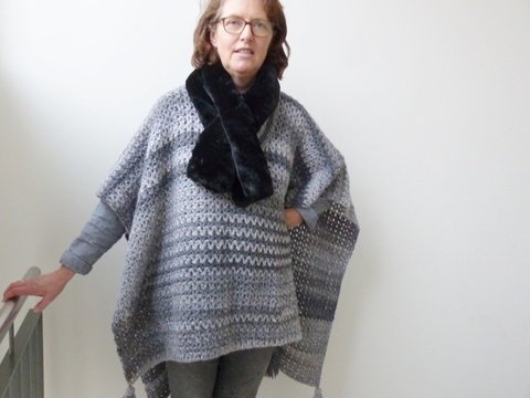 Häkelanleitung, Poncho mit Quasten