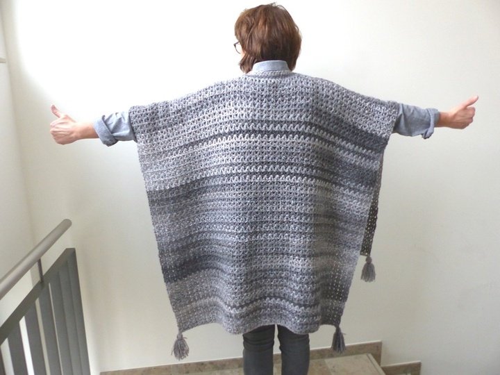 Häkelanleitung, Poncho mit Quasten