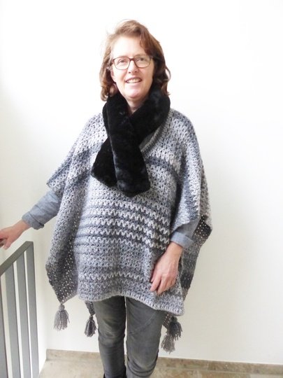 Häkelanleitung, Poncho mit Quasten