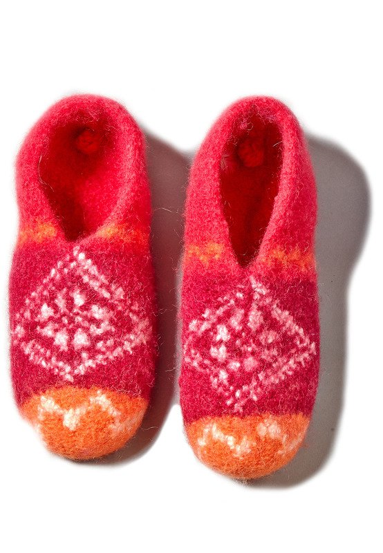 Paar gefilzte Pantoffeln in Rot mit oranger Spitze und weißem Muster, obere Ansicht