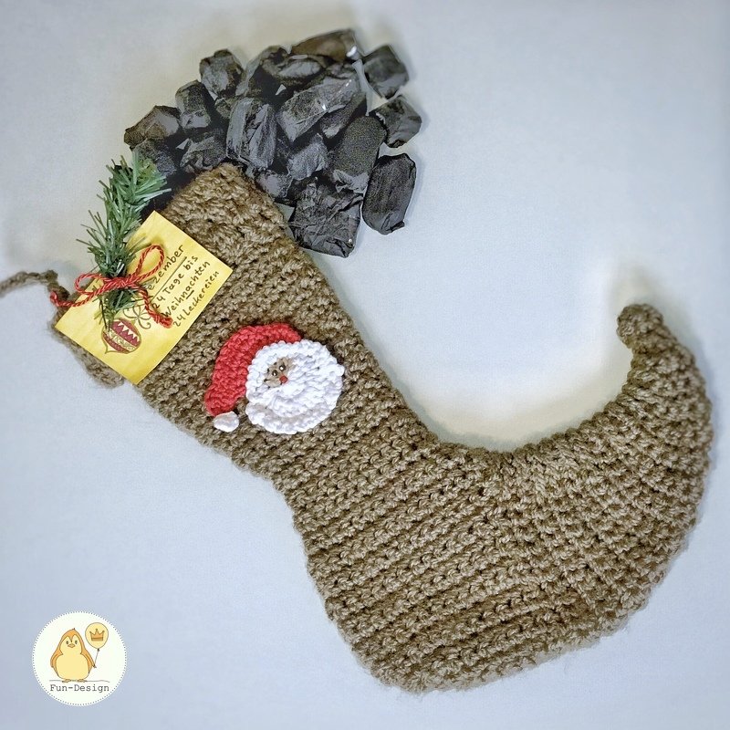 Grob gehäkelter Weihnachtsstrumpf mit Nikolaus-Applikation, Geschenkanhänger und kohleähnlichen Stücken