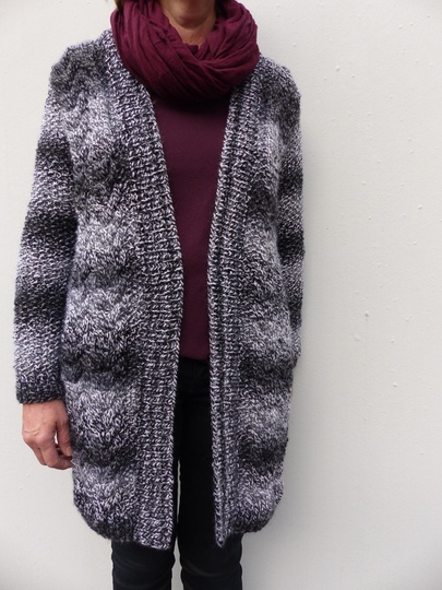 Strickanleitung, Longjacke mit Perlmuster und Zöpfen