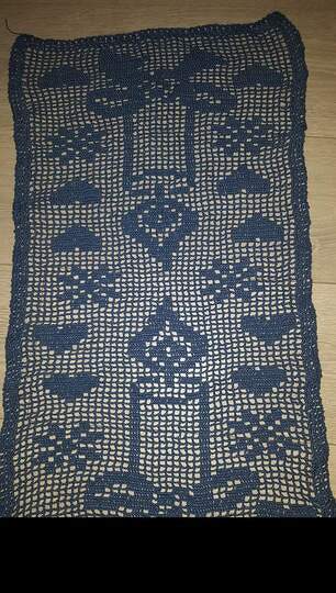 Dunkelblauer rechteckiger Filet-Häkel-Tischläufer mit Kerzen-, Schleifen- und Herzmotiven