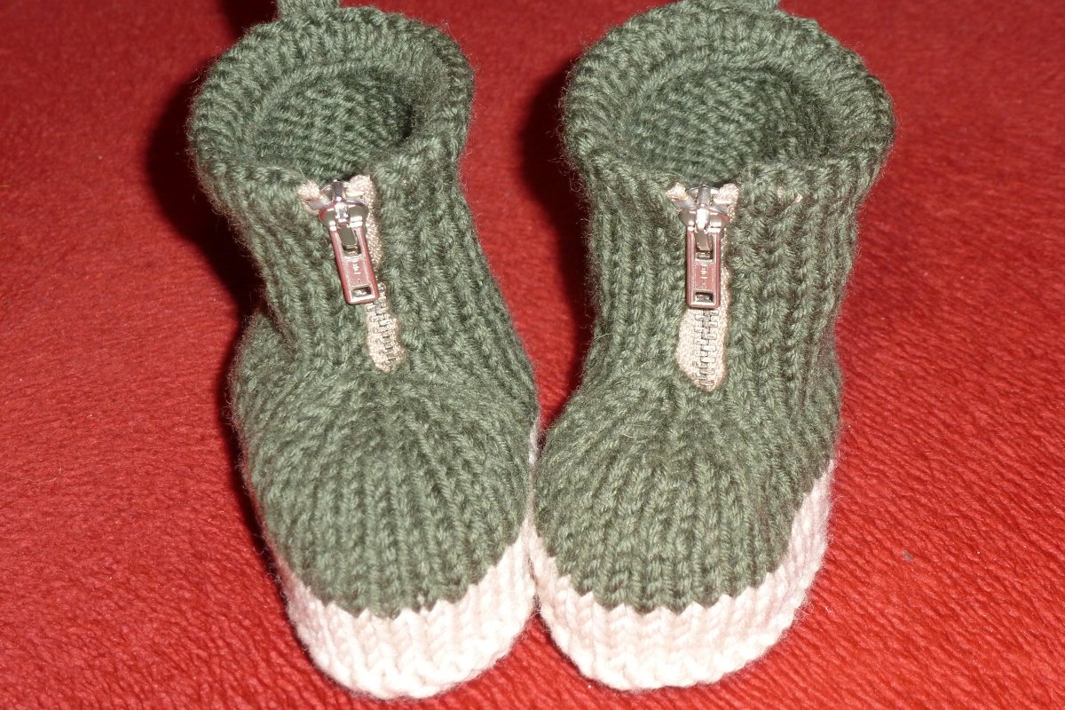 Stiefelette mit Reißverschluss für Babys  oliv/beige  gestrickt