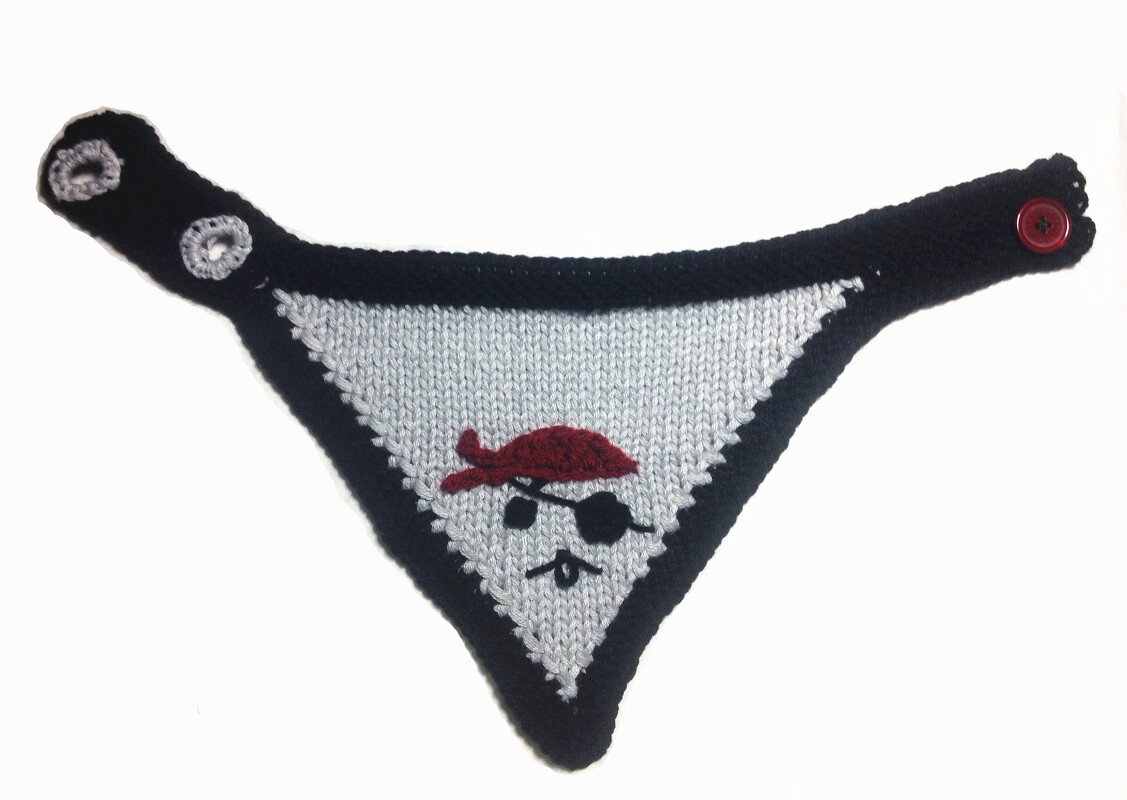 Gestricktes hellgraues Dreieckstuch mit dunklem Rand, rotem Piratenkopftuch und Knopfverschluss