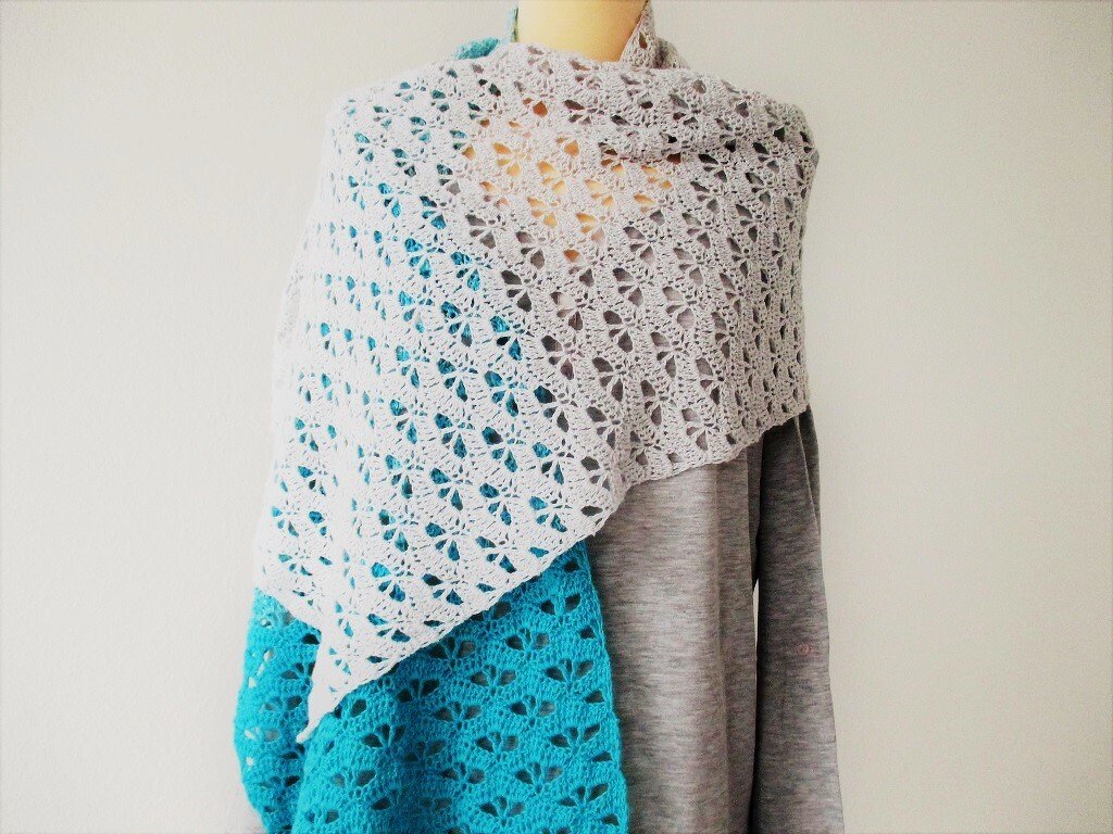 Gehäkelter Dreiecksschal mit Lochmuster in Grau und Türkis auf Schaufensterpuppe