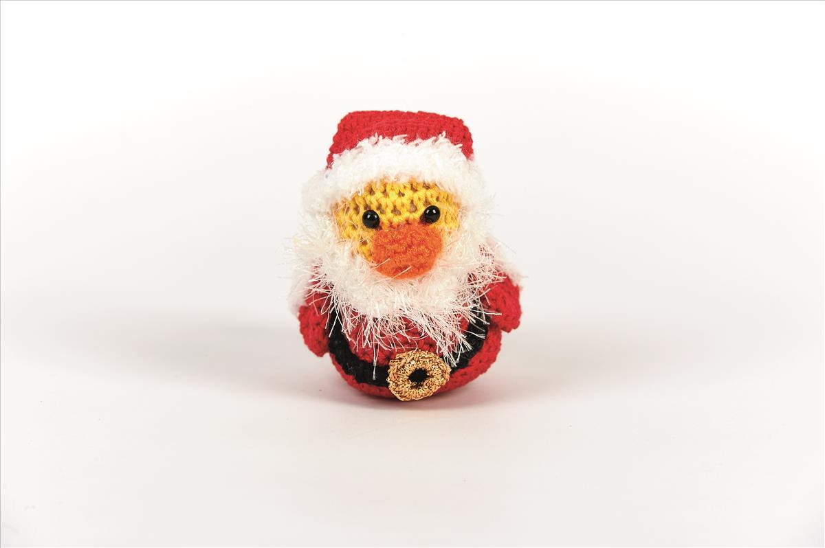 Gehäkeltes Amigurumi-Küken im roten Weihnachtsmann-Kostüm mit weißem Bart
