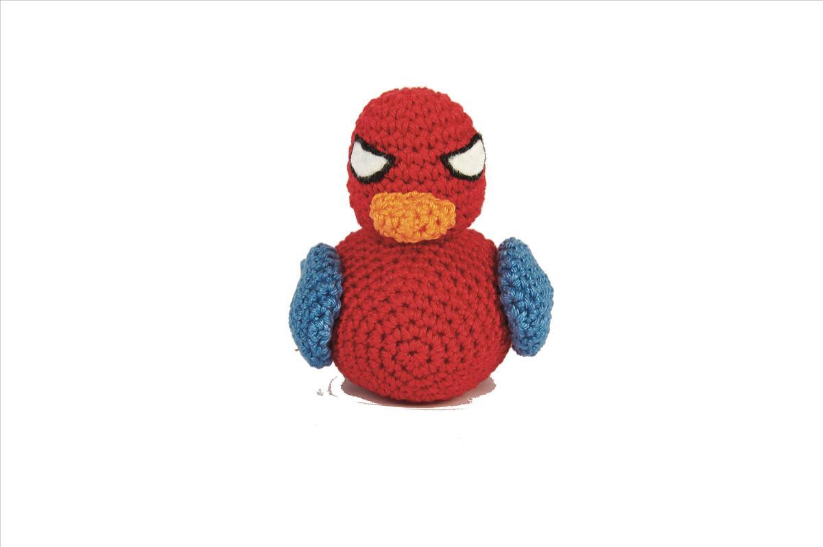 Gehäkelter roter Amigurumi-Vogel mit blauen Flügeln und gelbem Schnabel