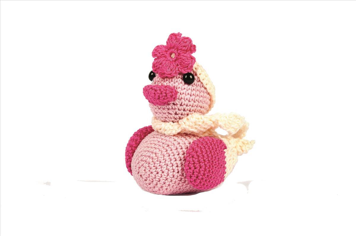 Gehäkeltes Amigurumi-Küken in Rosa und Creme mit dunkelrosa Blume und hellem Schal