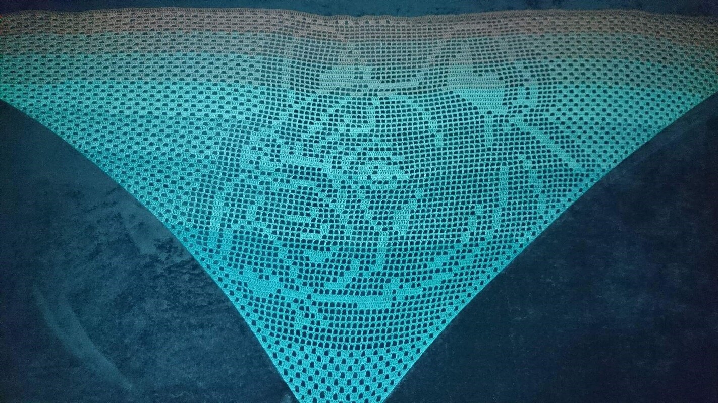 Dreieckiges gehäkeltes Tuch in Türkis mit Rosenmotiv und offenem Filetmuster