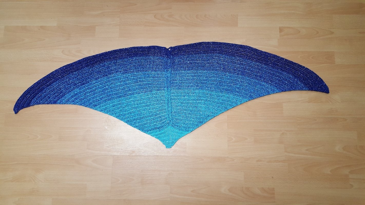 Halbmondförmiges Häkel-Tuch mit Türkis‑zu‑Blau Farbverlauf