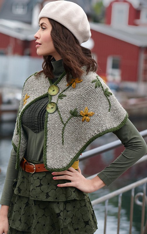Strickcape Stine mit Stickereien