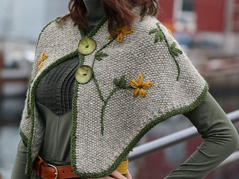 Strickcape Stine mit Stickereien