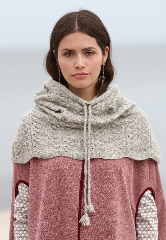 Strickanleitung Schultercape Bjille mit Kapuze