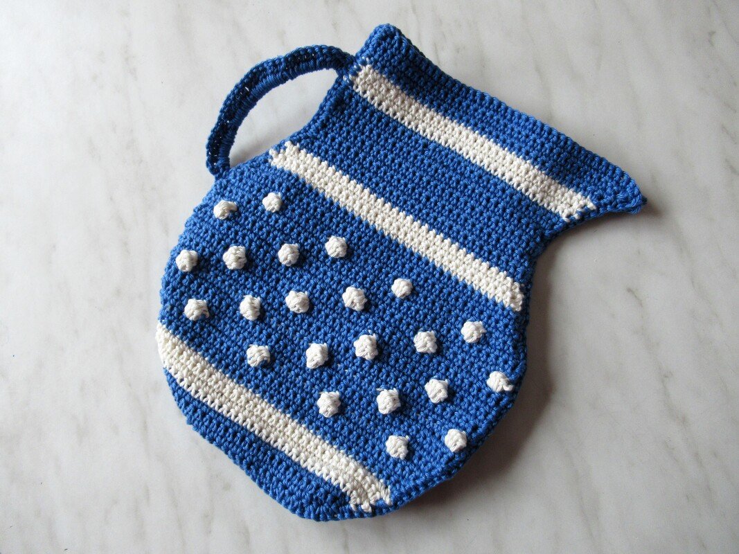 Maritimer gehäkelter Topflappen blau mit weißen Noppen