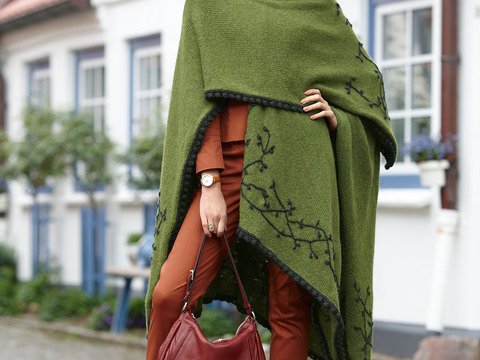 Strickschal Dagy mit Stickerei