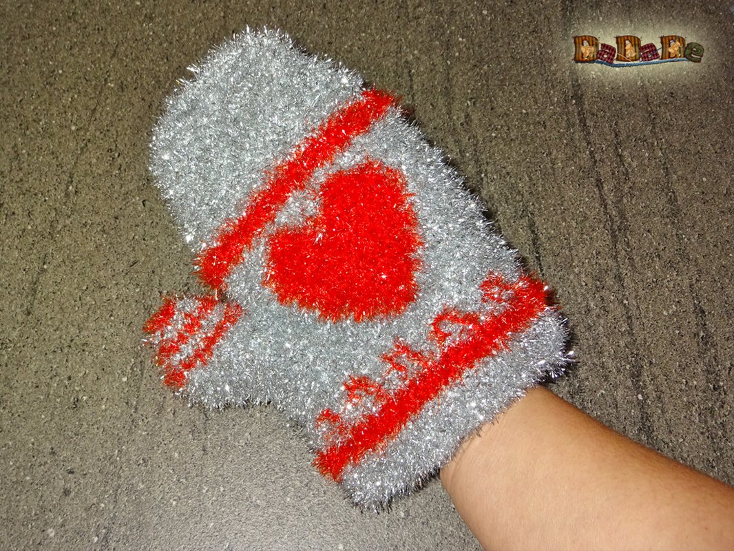 Flauschiger silbergrauer Häkelhandschuh mit rotem Herz als Geschenkidee zum Muttertag