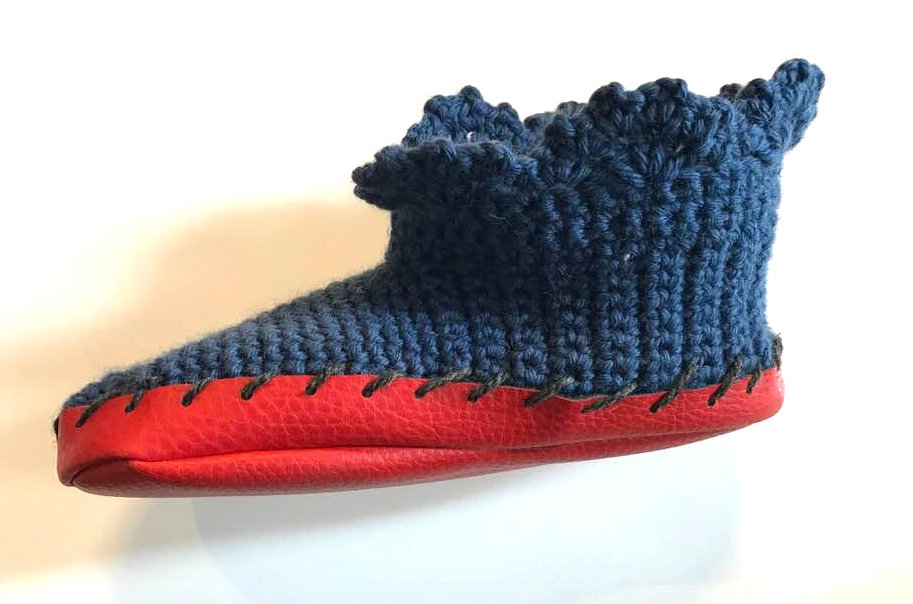 Dunkelblauer gehäkelter Hausschuh mit roter Ledersohle und sichtbaren Nähten
