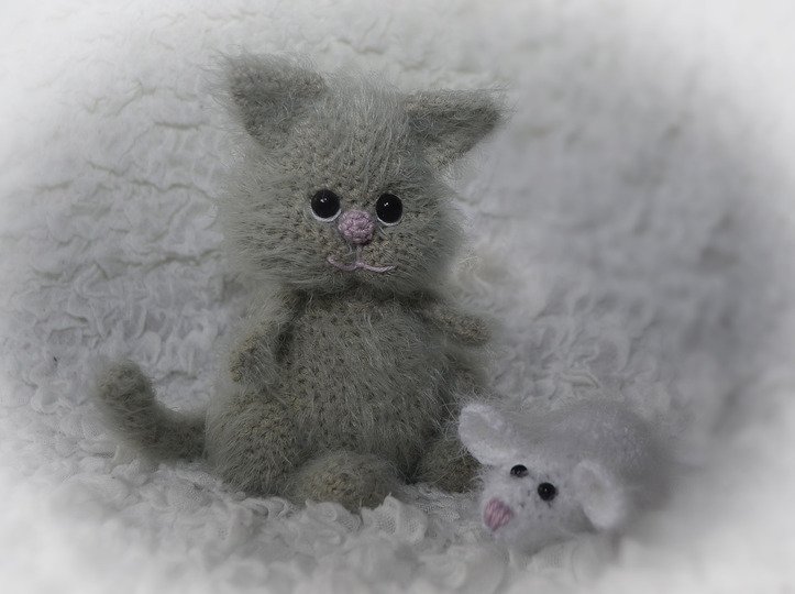 Glückskatze mit Maus sitzende Variante Katze zu Valentinstag Geburtstag