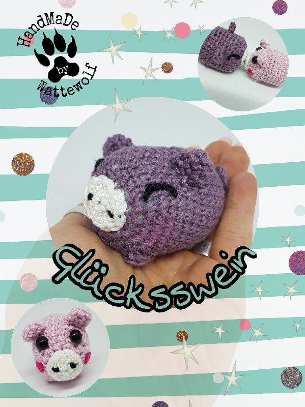 Lila gehäkeltes Amigurumi-Glücksschwein mit weißen Schnauzdetails in einer Hand, im Hintergrund weitere kleine Schweinchen.