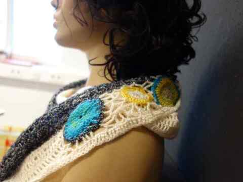 Häkelschal mit Netzmuster und bunten Kreisen