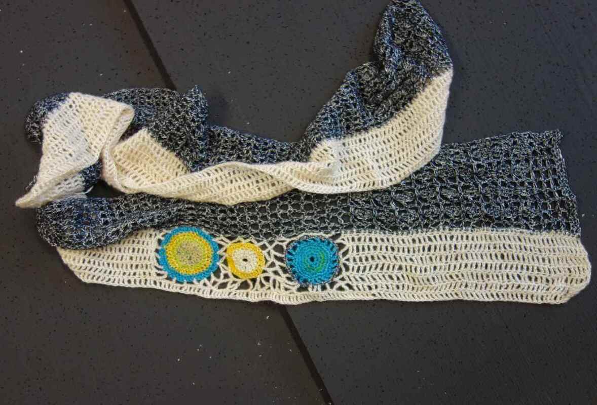 Gehäkelter Netzschal in Dunkelgrau und Creme mit drei bunten Kreis-Applikationen